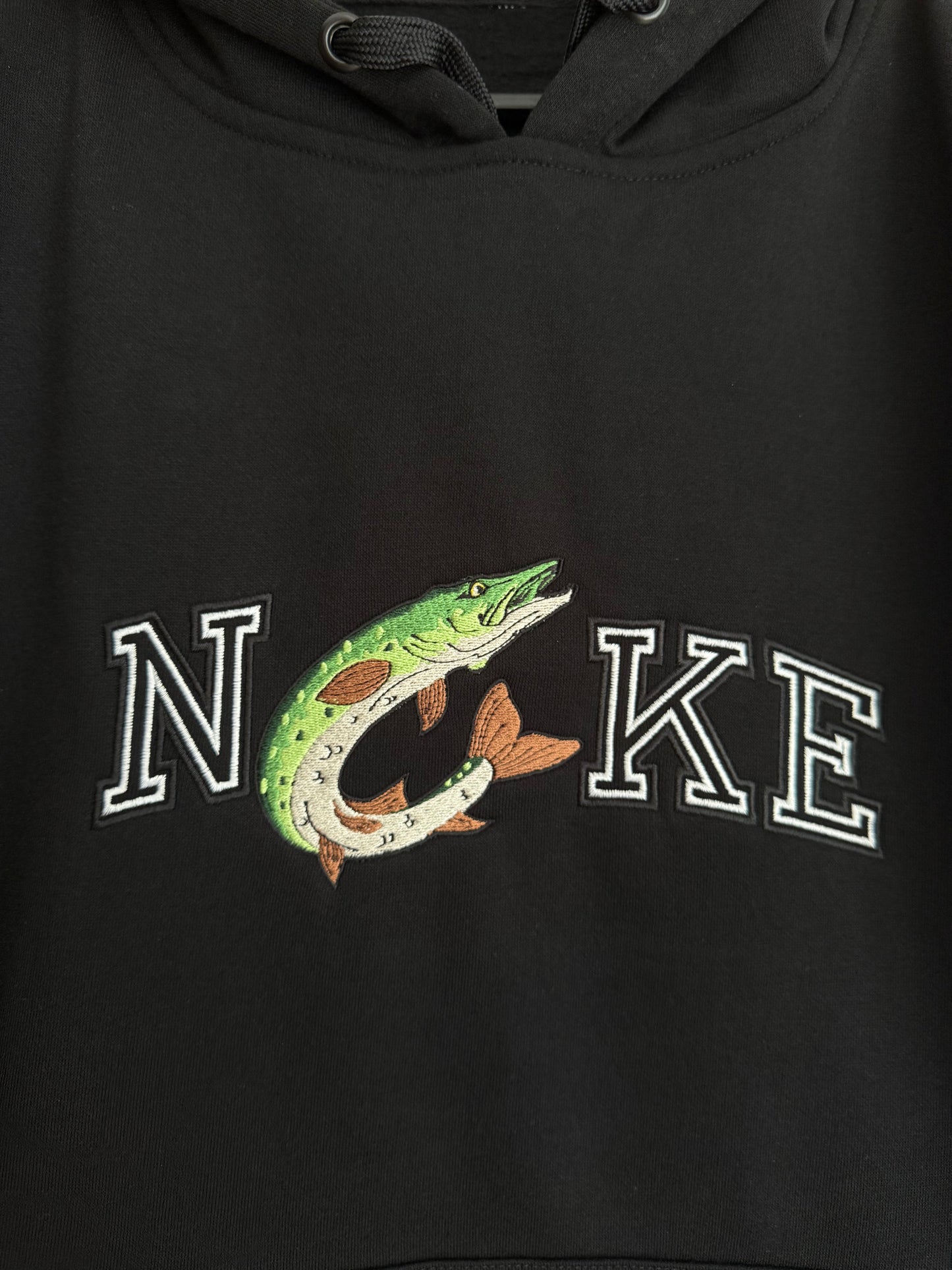Bluza z haftem szczupaka