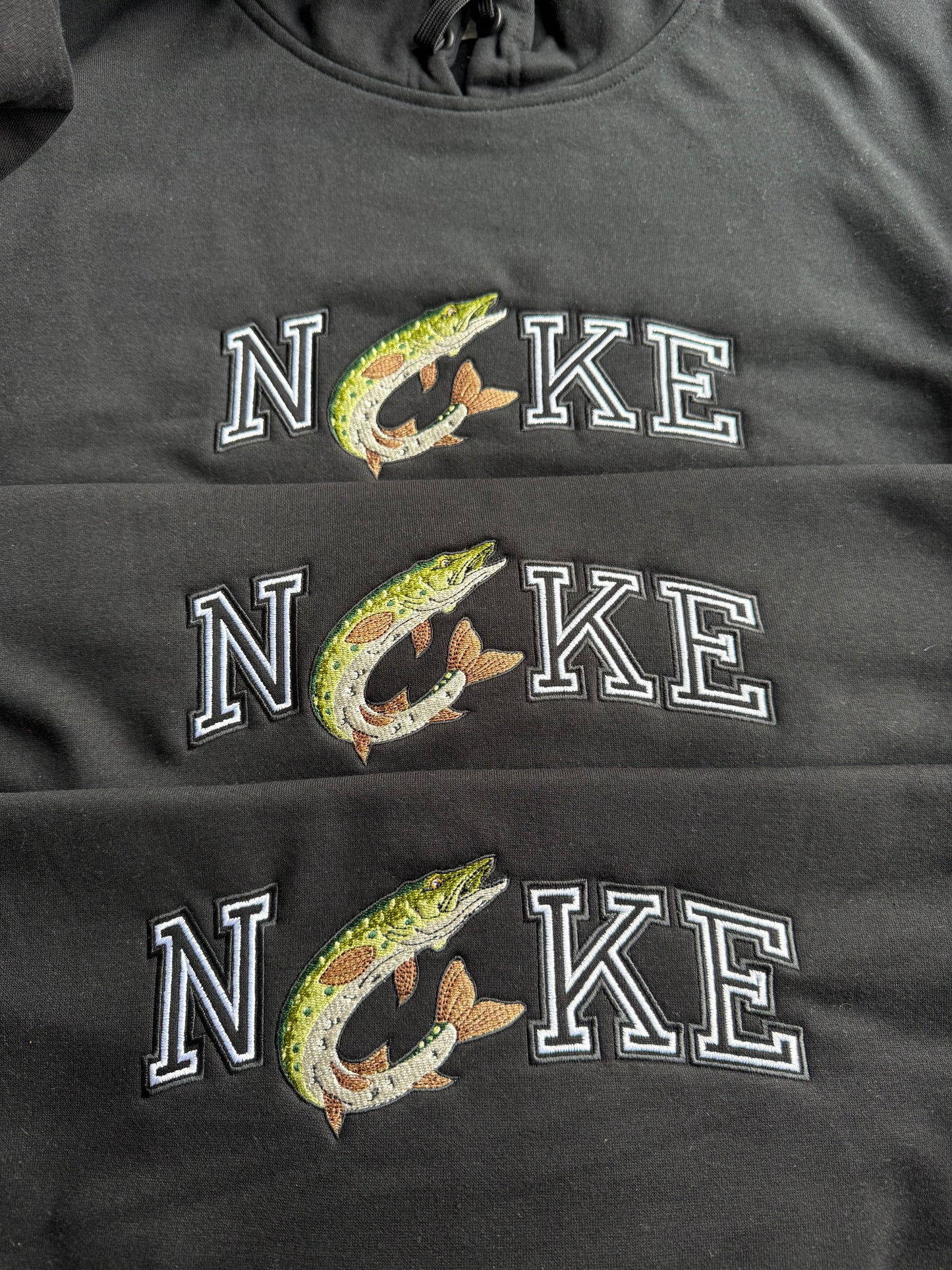 Bluza z haftem szczupaka