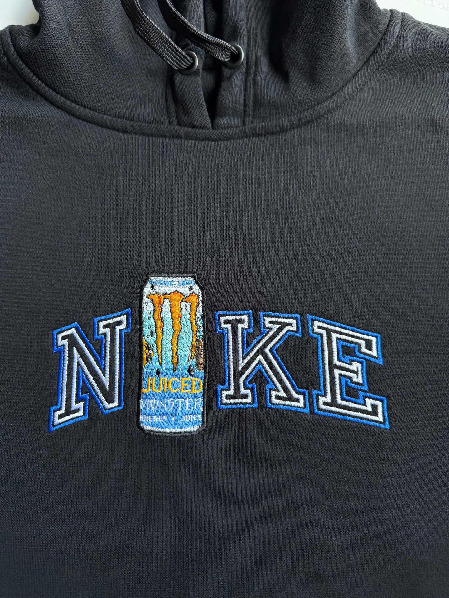 Bluza z haftem puszki Monster'a