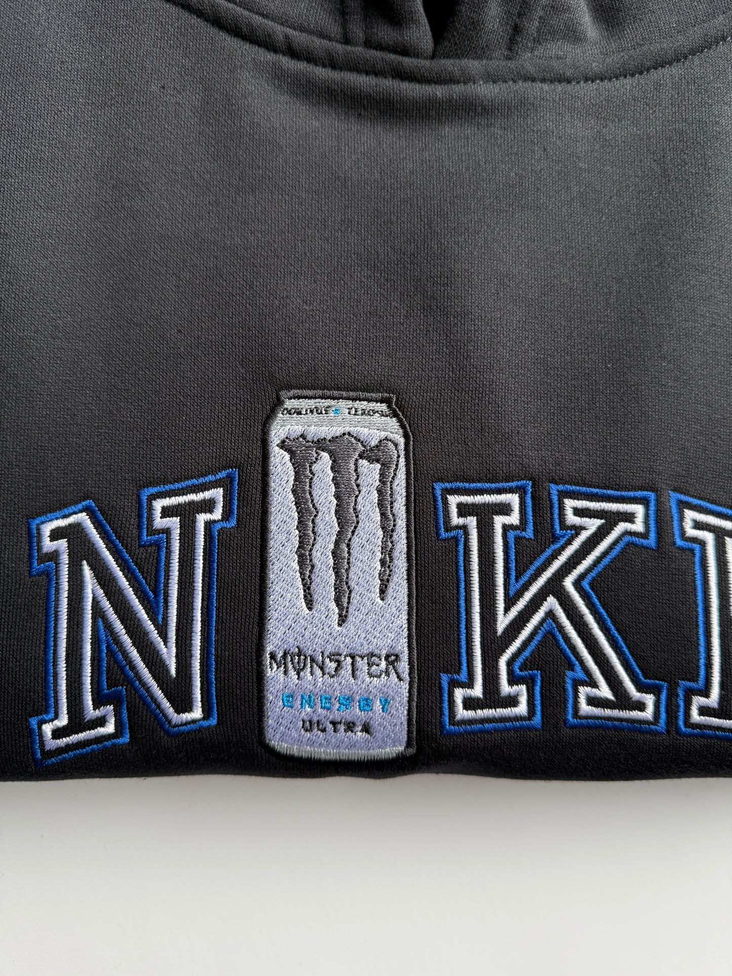 Bluza z haftem z Monstera