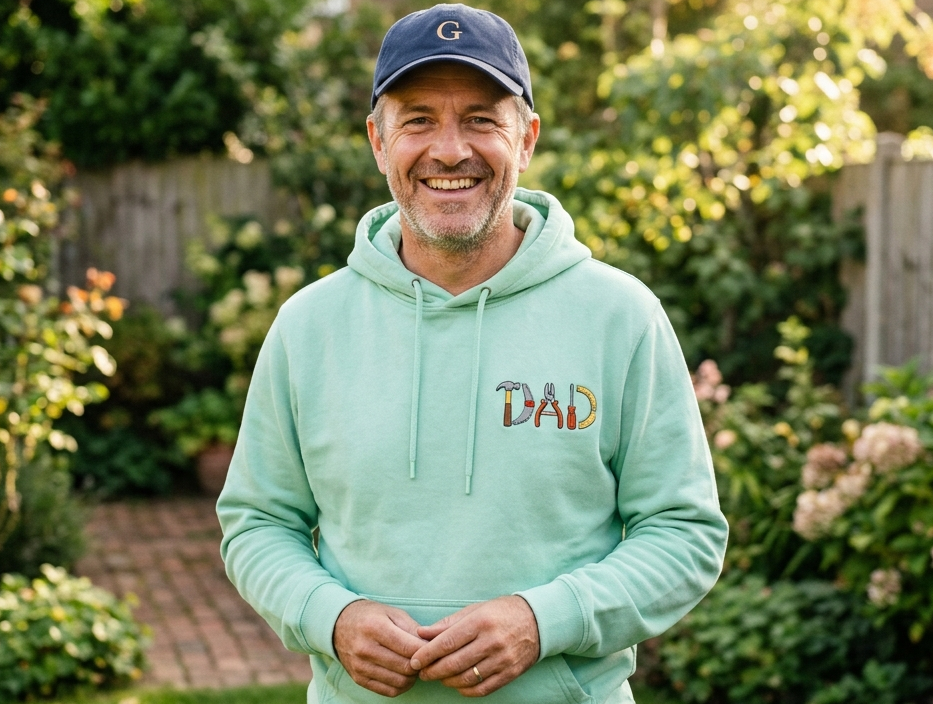 Tata w bluzie z haftem DAD i czapce z haftem – prezent na Dzień Ojca, CustomClothes.pl