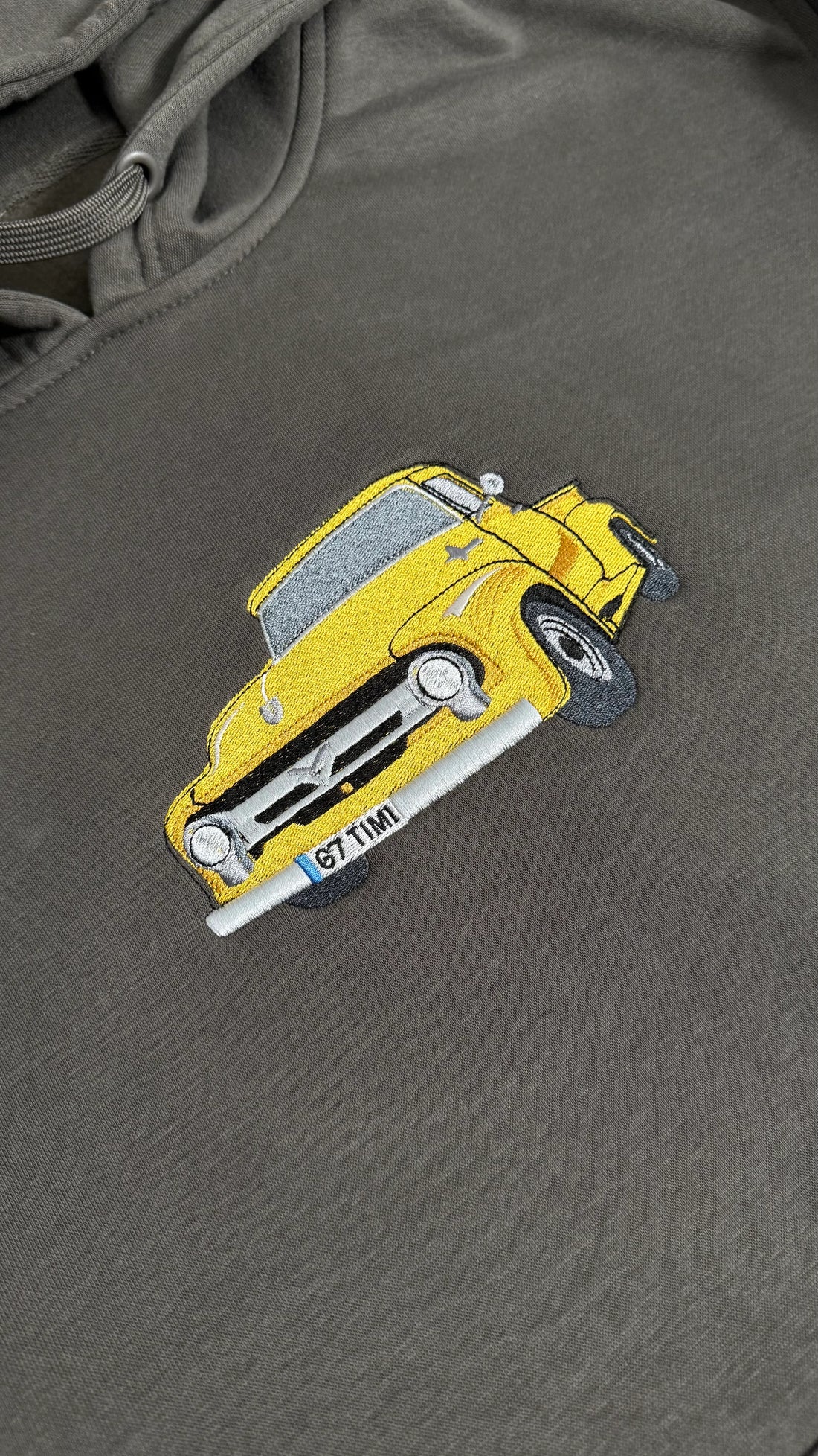 grafitowa bluza z haftem auta dla prawdziwego pasjonata klasycznej motoryzacji