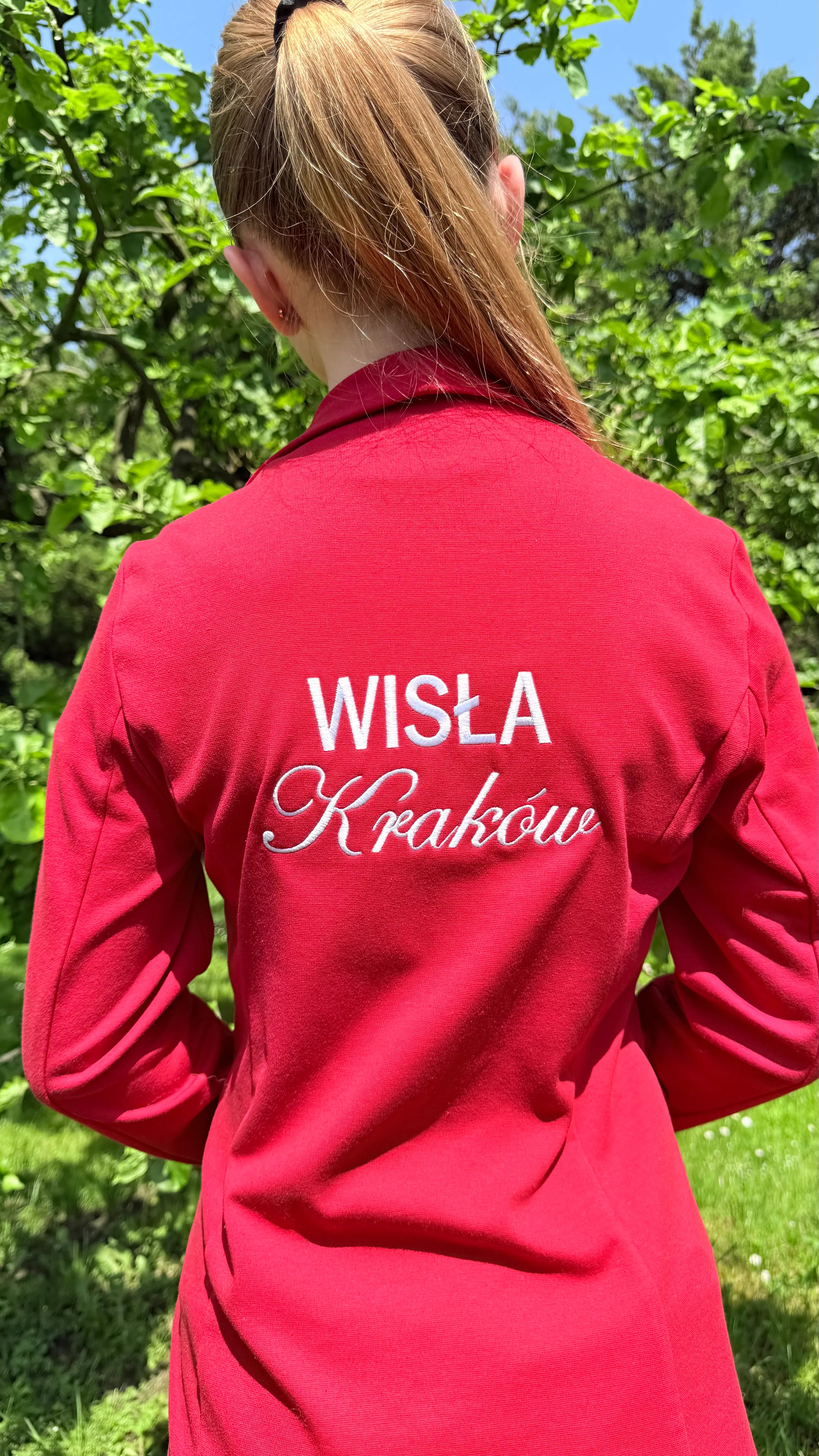 haft na własnym ubraniu- czerwona marynarka z haftem napisu na plecach