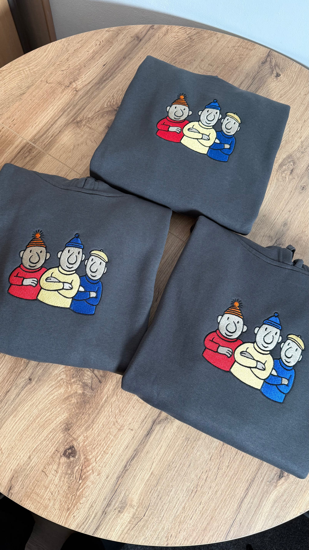 Bluza z haftem 3 Sąsiadów - CustomClothes.pl