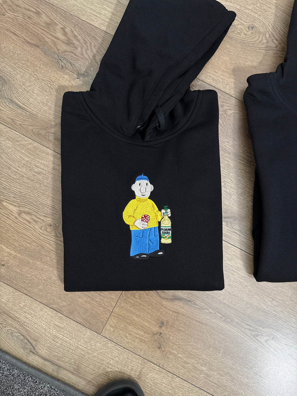 Bluza z haftem Sąsiada z butelką - CustomClothes.pl