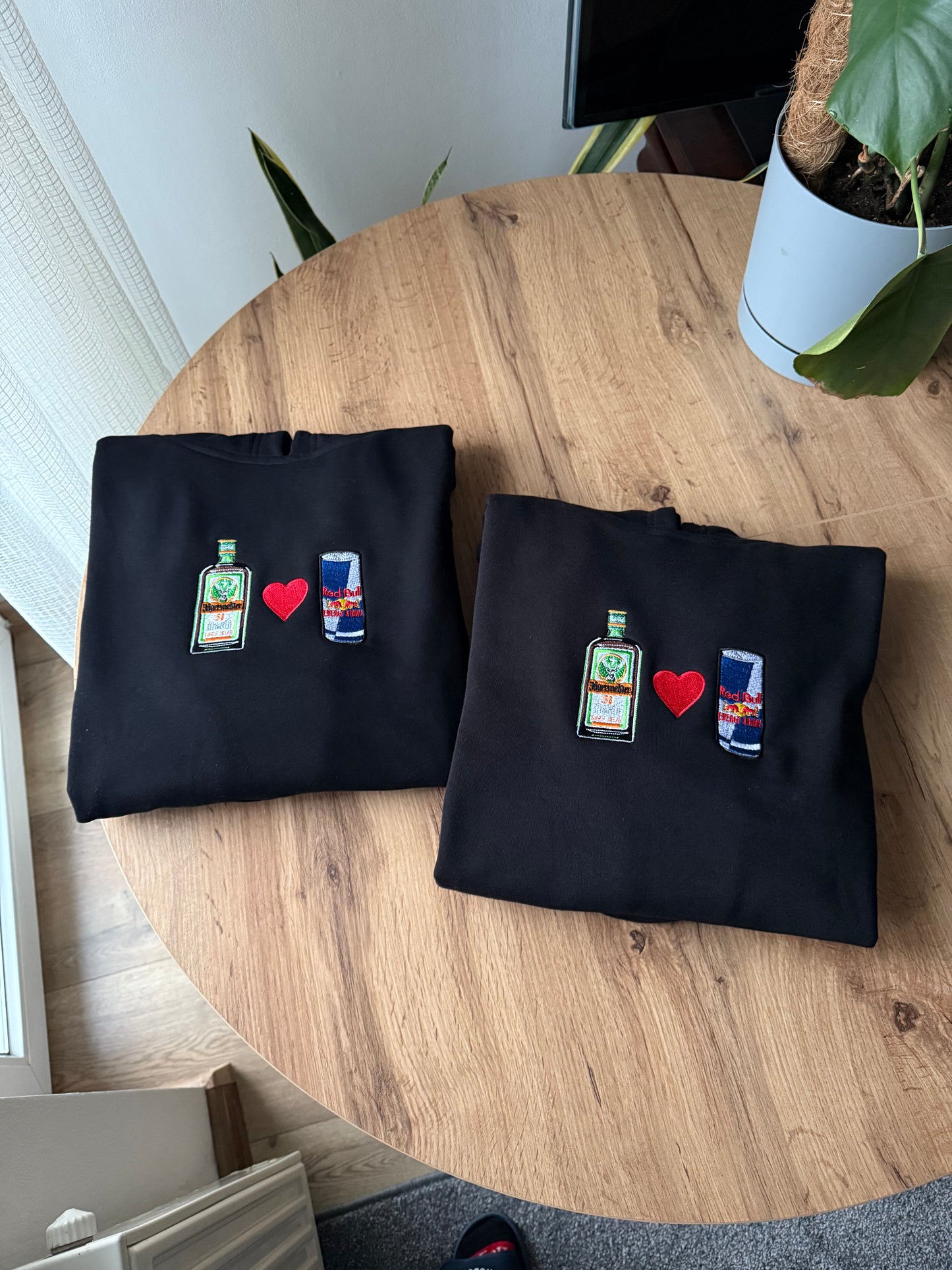 Bluza z haftem Jagera i Redbulla