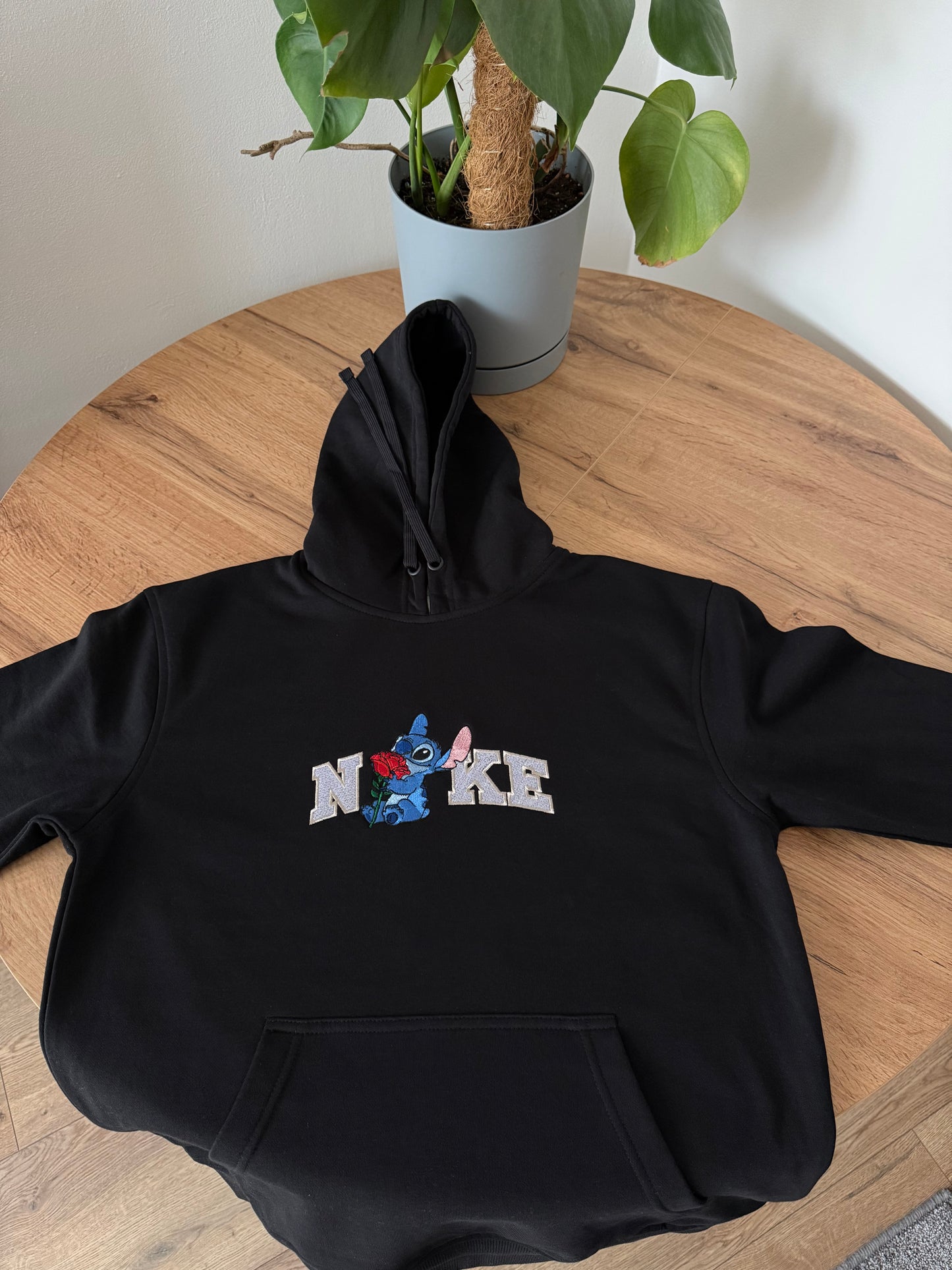 Bluza z haftem Stitcha z różą