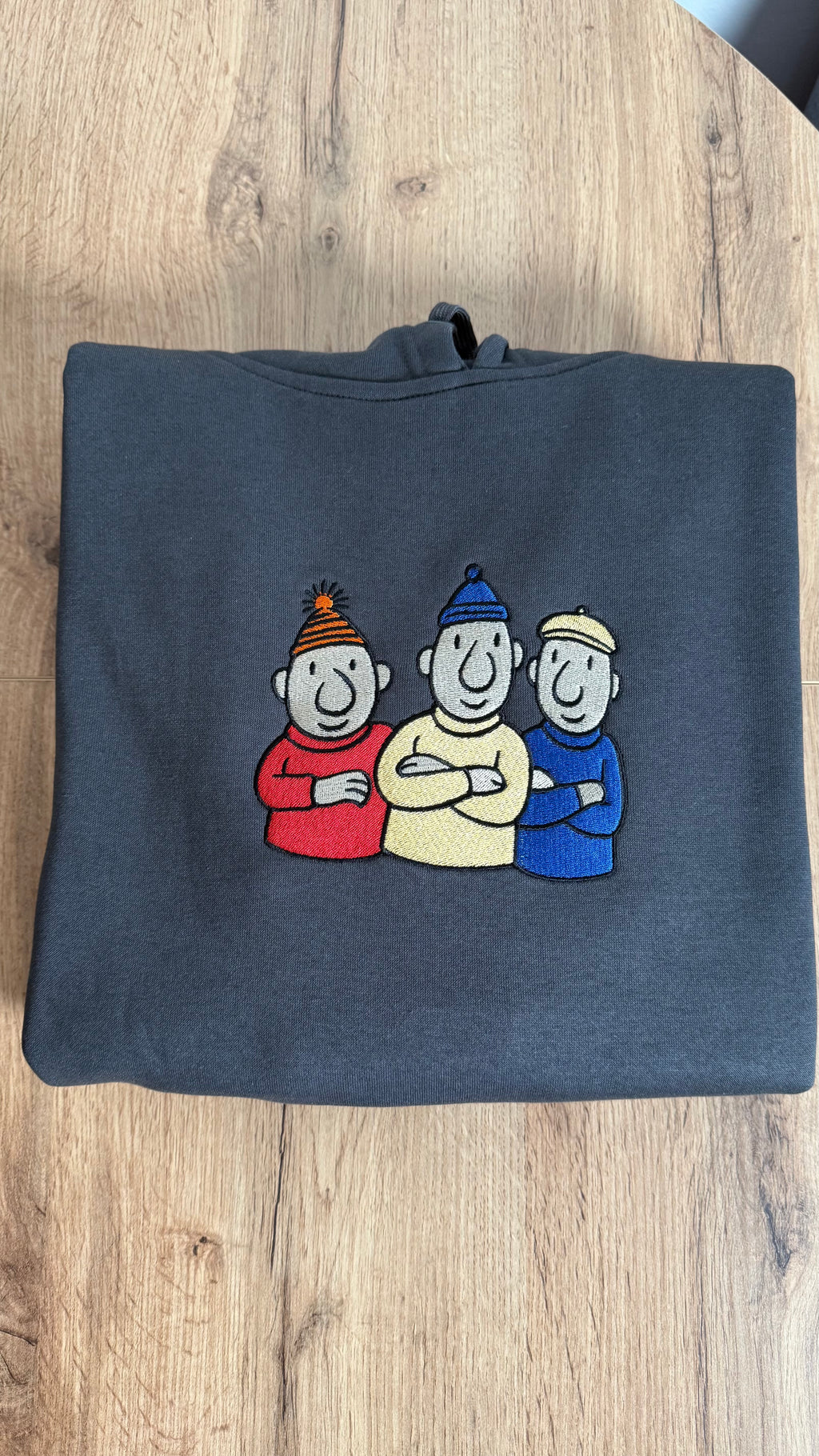 Bluza z haftem 3 Sąsiadów - CustomClothes.pl