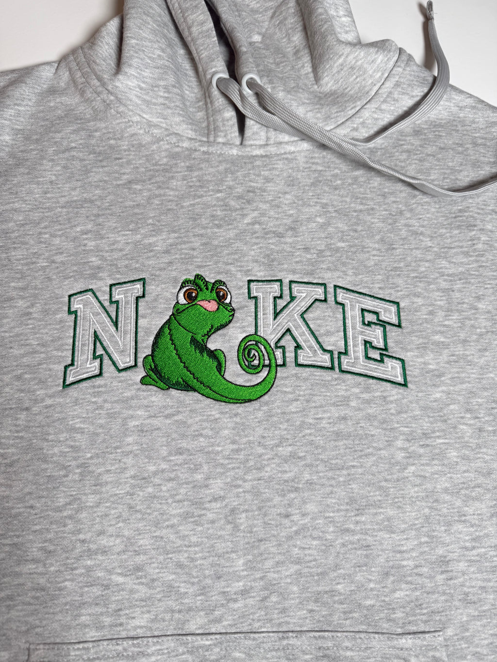 Personalizowana bluza z kapturem z napisem i haftem z twojego zdjęcia - CustomClothes.pl