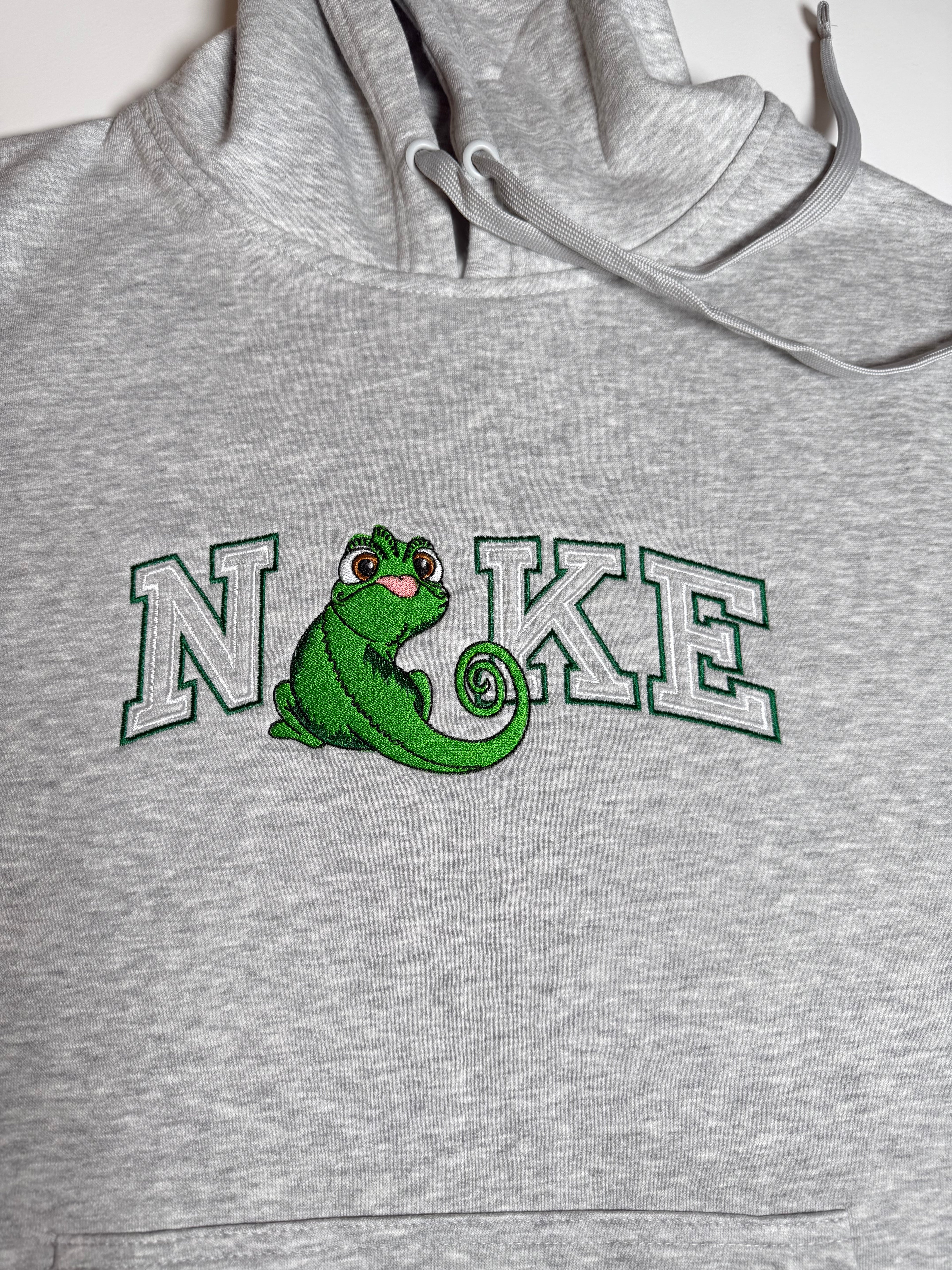 Personalizowana bluza z kapturem z napisem i haftem z twojego zdjęcia - CustomClothes.pl