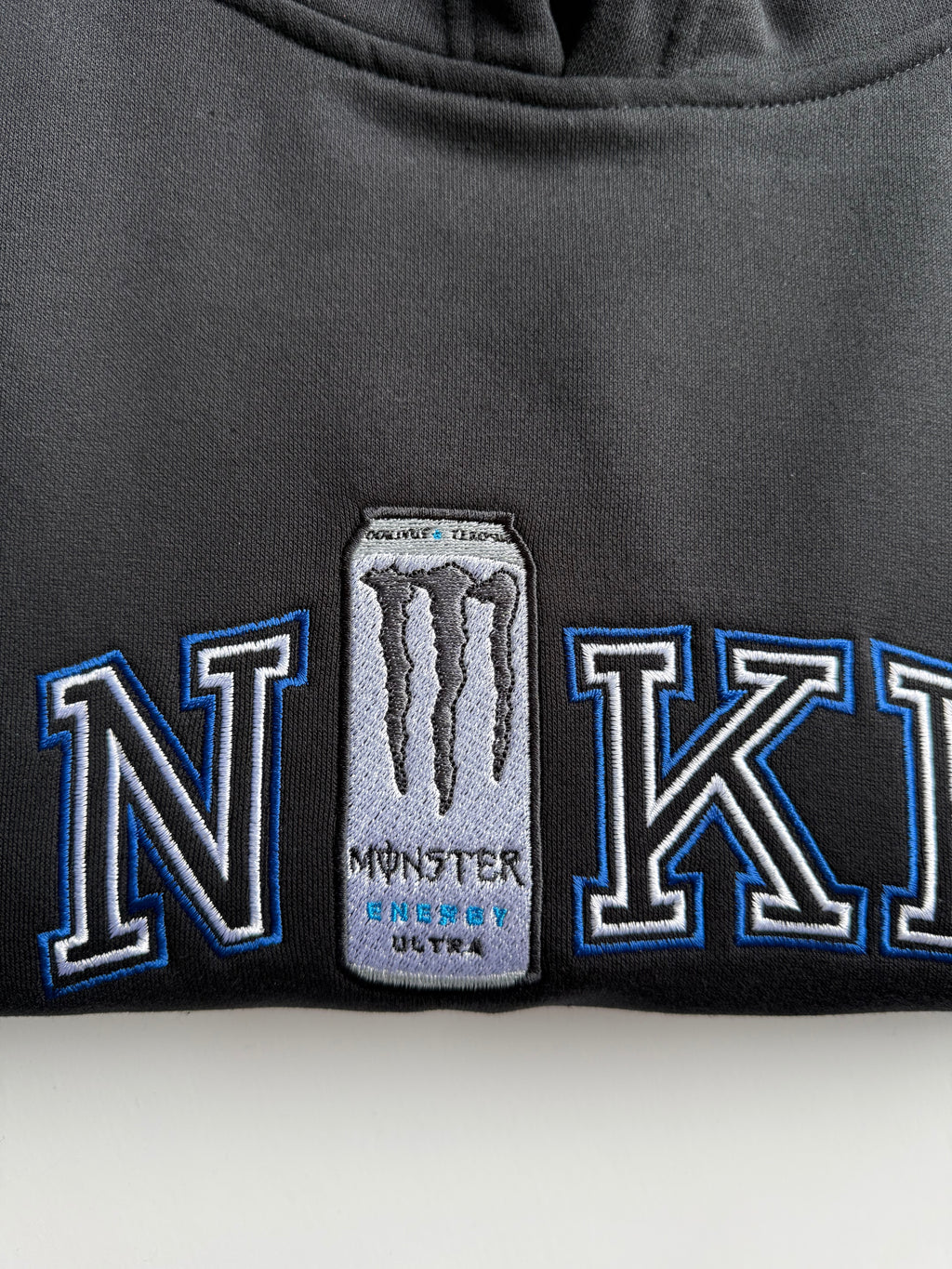 Bluza z haftem z Monstera - CustomClothes.pl