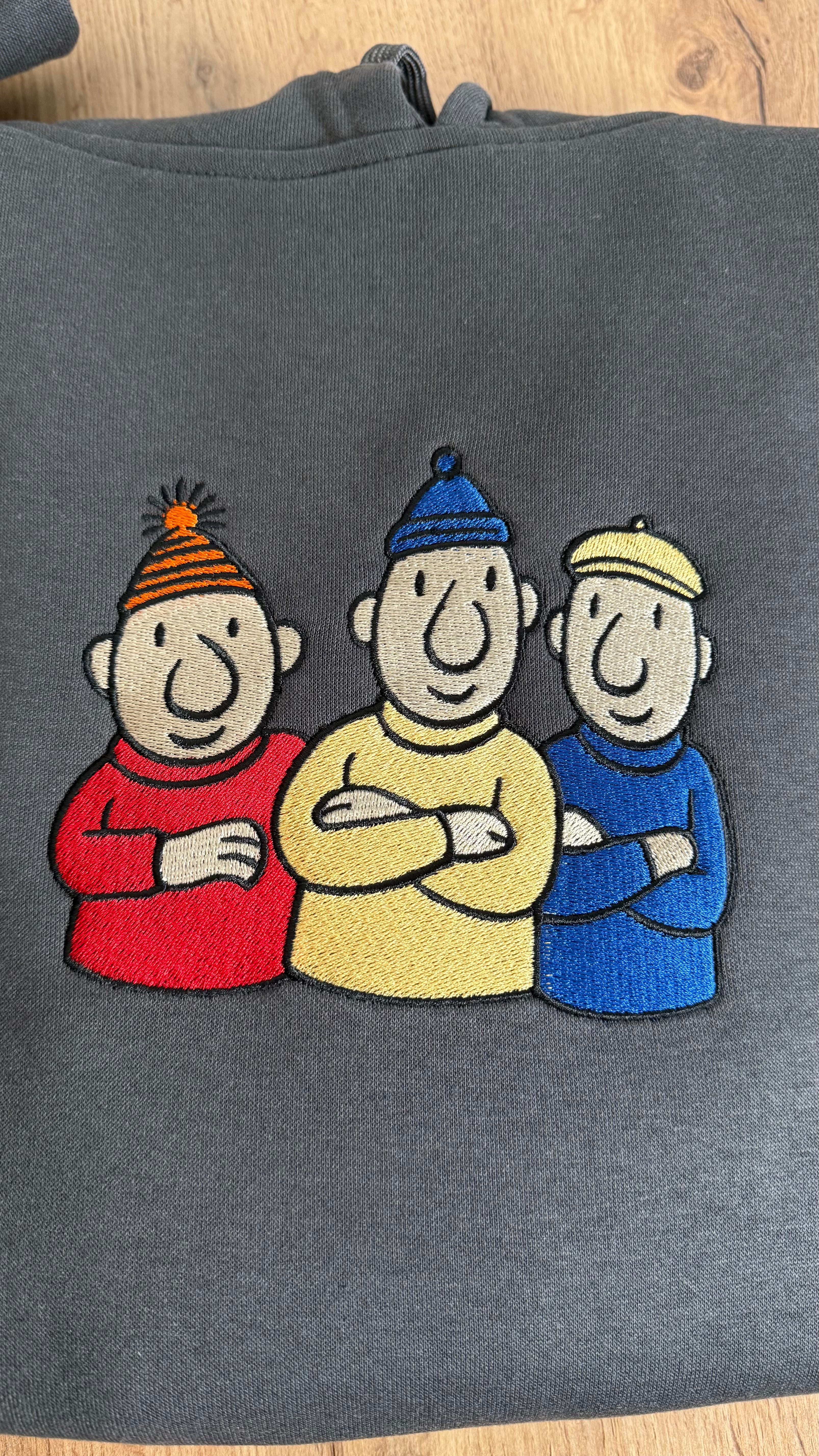 Bluza z haftem 3 Sąsiadów - CustomClothes.pl