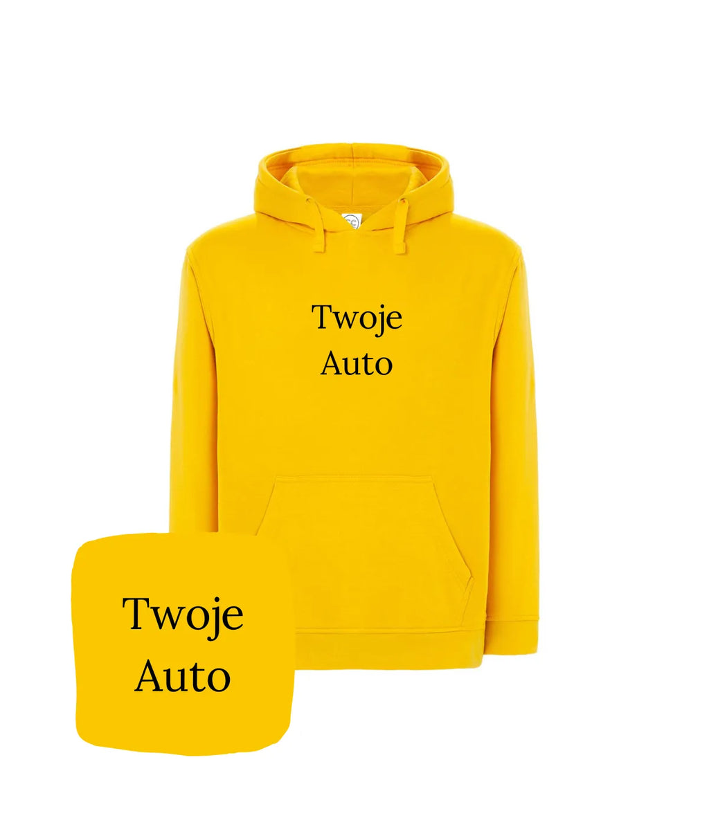 Żółta, spersonalizowana bluza z kapturem z haftowanym motywem samochodu- bluza z motywem motoryzacyjnym.