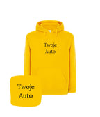 Żółta, spersonalizowana bluza z kapturem z haftowanym motywem samochodu- bluza z motywem motoryzacyjnym.