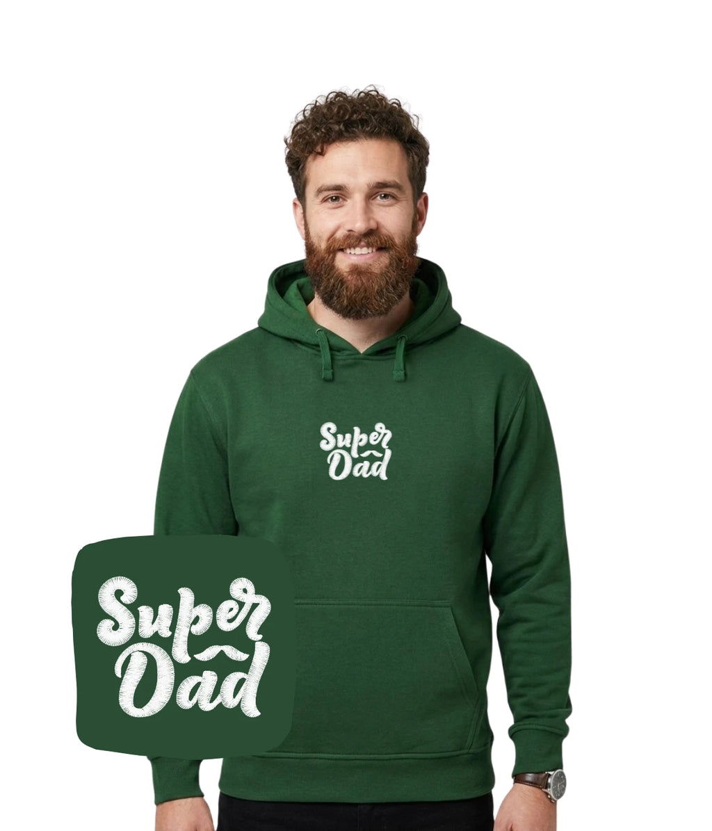 Zielona bluza z haftem Super Dad noszona przez modela - idealny prezent dla taty z haftem komputerowym. 