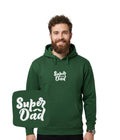 Zielona bluza z haftem Super Dad noszona przez modela - idealny prezent dla taty z haftem komputerowym. 