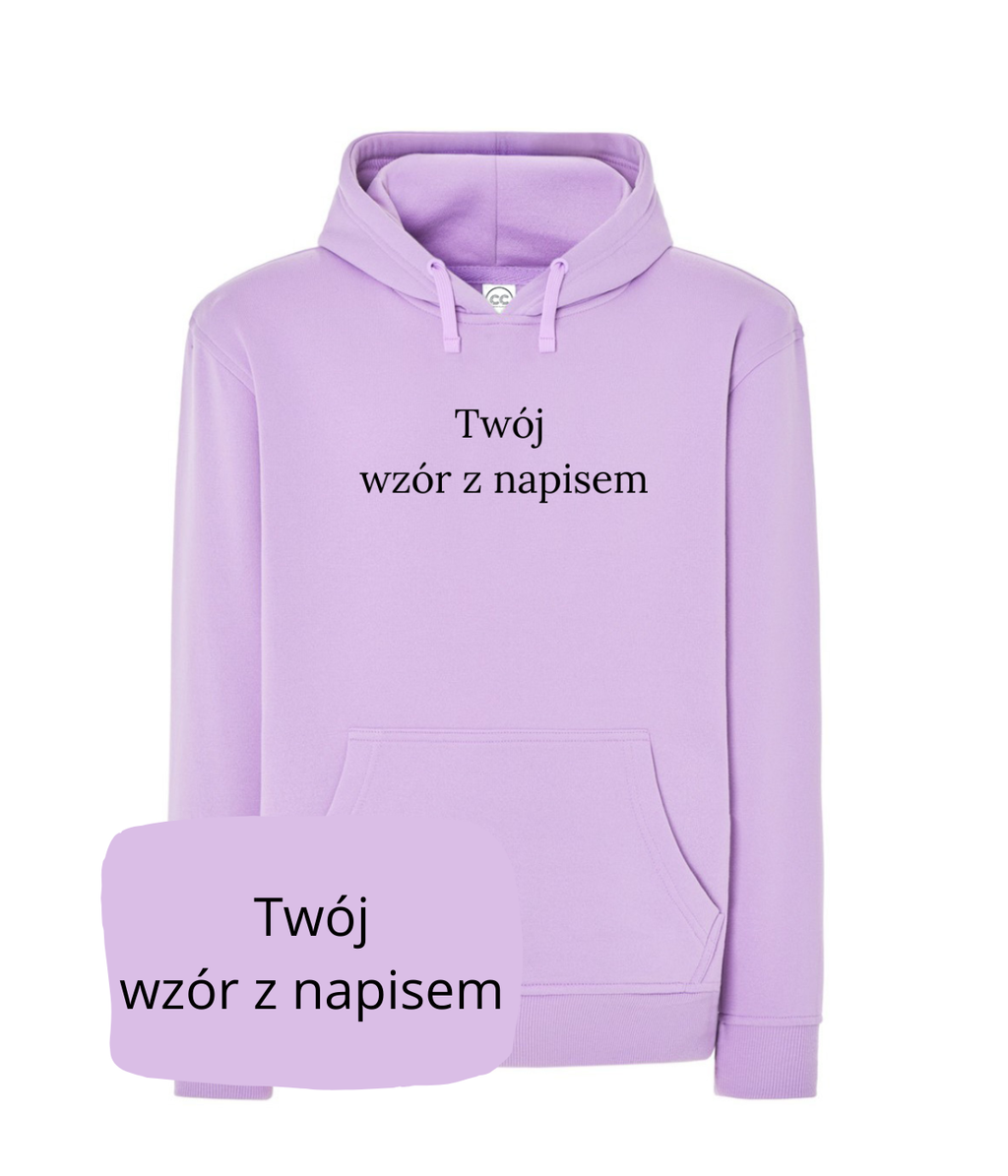 Personalizowana bluza z kapturem od CustomClothes.pl z napisem i haftem z własnego zdjęcia, pokazana na modelu.