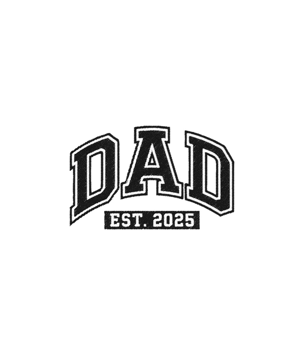 Zbliżenie na haft DAD EST. 2025 - na białej koszulce, haft komputerowy idealny na prezent