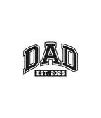 Zbliżenie na haft DAD EST. 2025 - na białej koszulce, haft komputerowy idealny na prezent