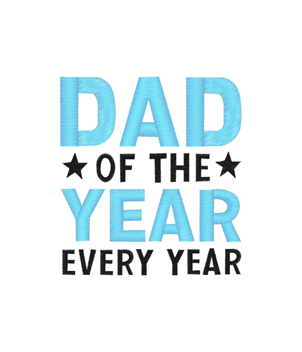 Zbliżenie na haft 'Dad of the Year' - haft komputerowy na białej koszulce, idealny na prezent.