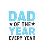 Zbliżenie na haft 'Dad of the Year' - haft komputerowy na białej koszulce, idealny na prezent.