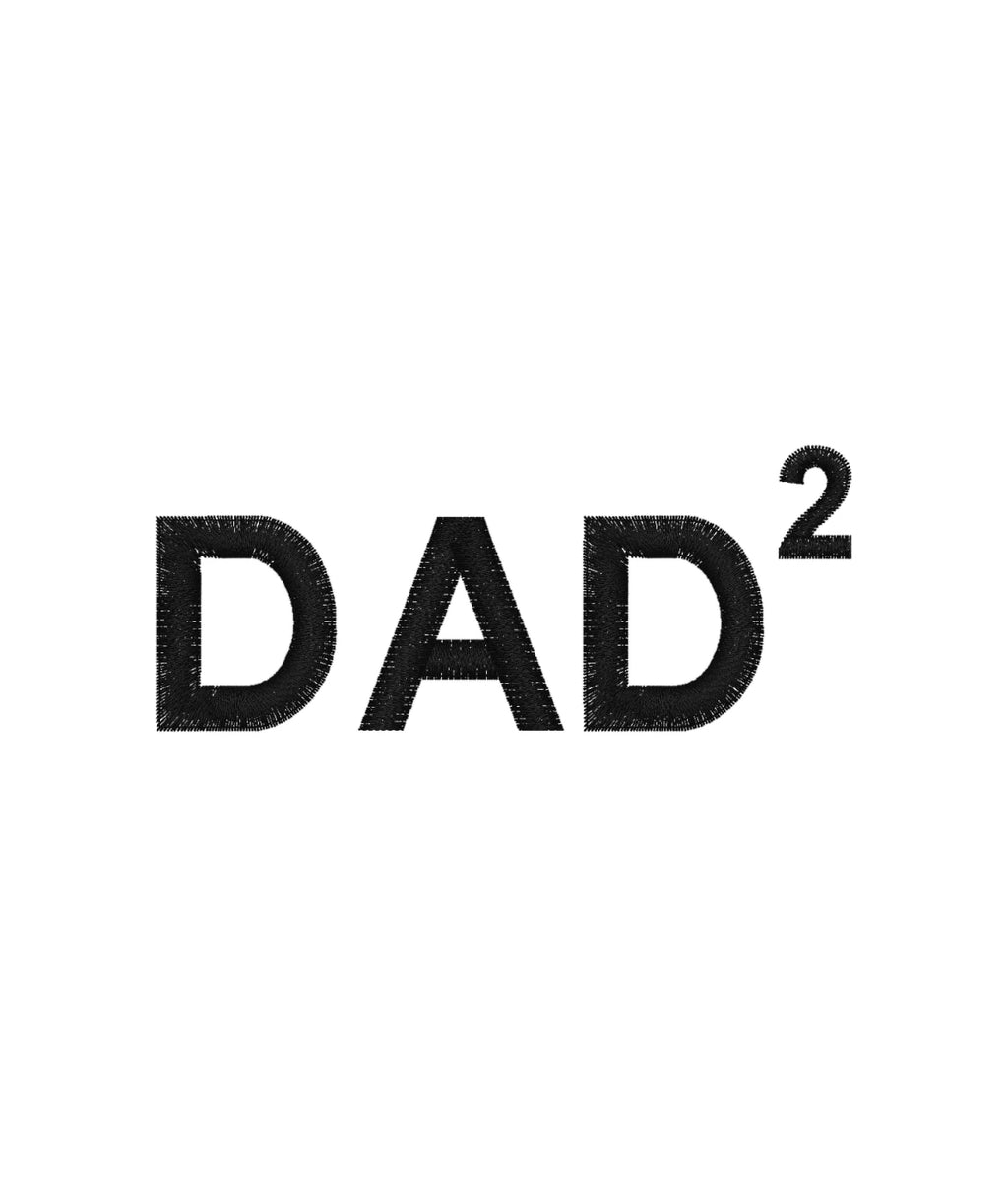 Zbliżenie na haft DAD² w czarnym kolorze - haft komputerowy na koszulce, idealne na prezent dla ojca