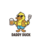 Zbliżenie na haft Daddy Duck na białej koszulce - idealny prezent dla grillomaniaka z haftem komputerowym