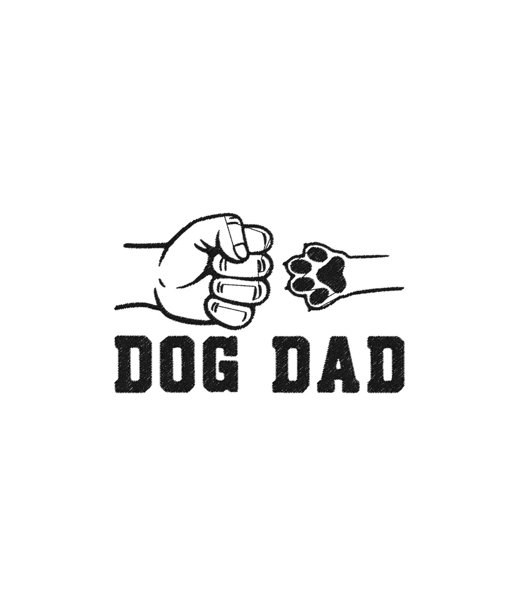 Zbliżenie na haft dog dad z pięścią i psią łapą - haft komputerowy na białej koszulce.