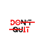 Zbliżenie na haft napisu motywacyjnego Don't Quit - haft komputerowy na bluzie