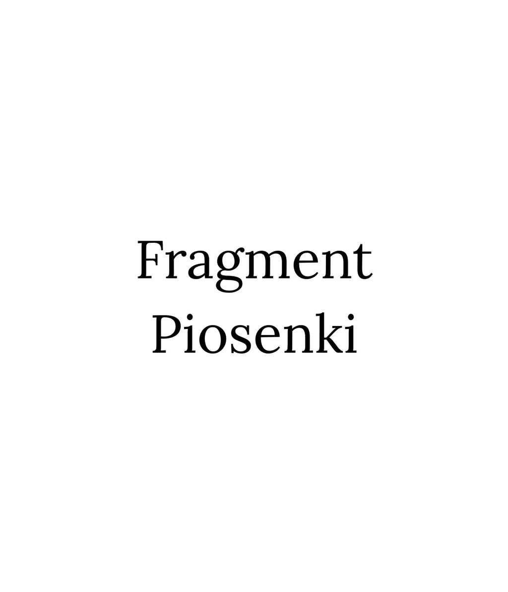 Zbliżenie na haft fragmentu piosenki na białej bluzie - idealny motyw muzyczny z haftem