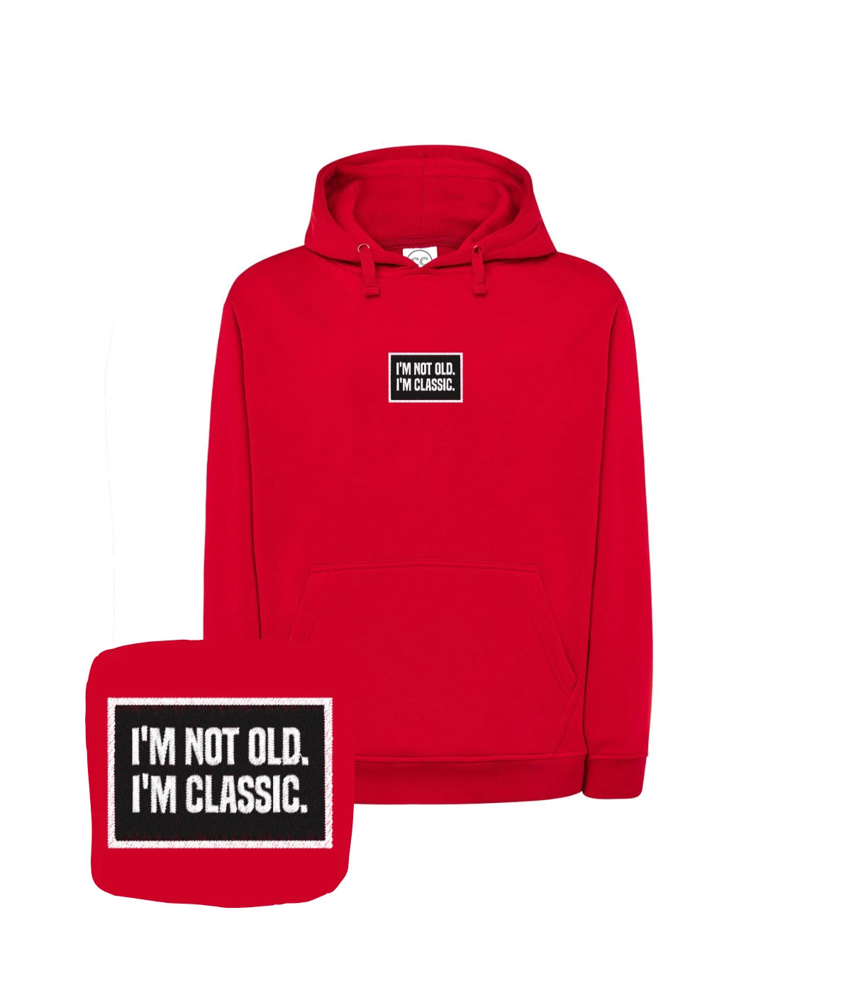 Zbliżenie na haft 'I’m Not Old. I’m Classic.' - haft komputerowy na białej koszulce, doskonały prezent.
