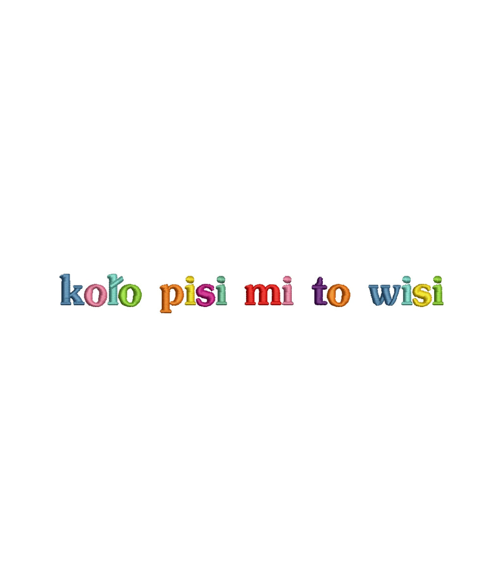 Zbliżenie na haft 'koło pisi mi to wisi' w tęczowych kolorach - haft komputerowy na białej koszulce.