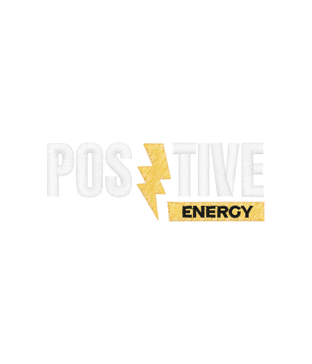 Zbliżenie na haft Positive Energy w kolorach białym i żółtym - haft komputerowy na koszulkach w różnych kolorach