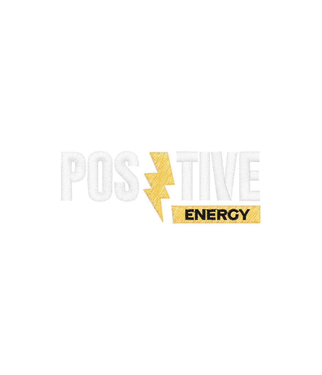 Zbliżenie na haft 'Positive Energy' na bluzie - precyzyjny haft komputerowy z wyrazistym napisem