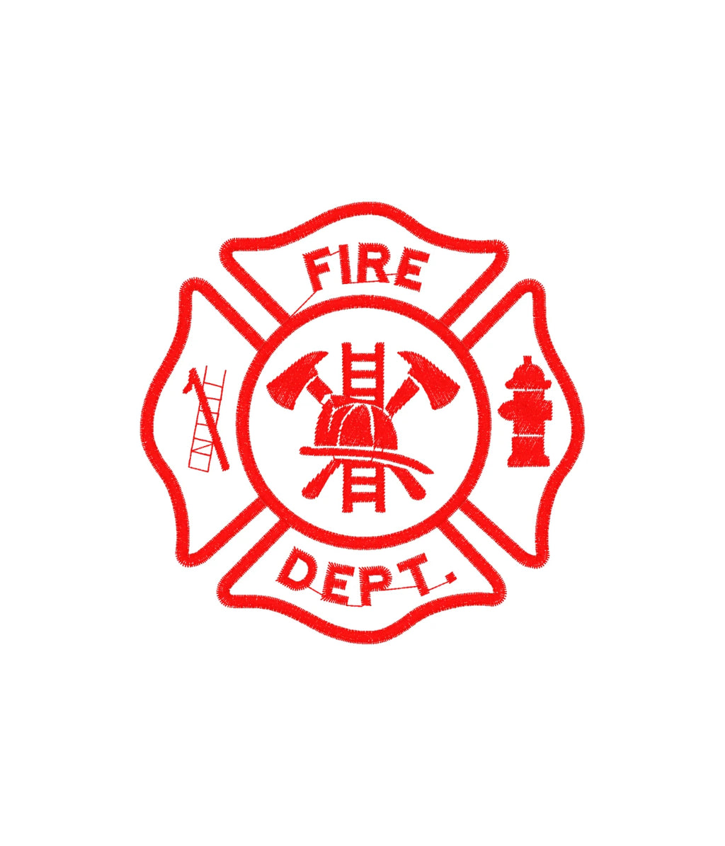 Zbliżenie na haft strażacki Fire Dept w kolorze czerwonym - haft komputerowy na białej koszulce