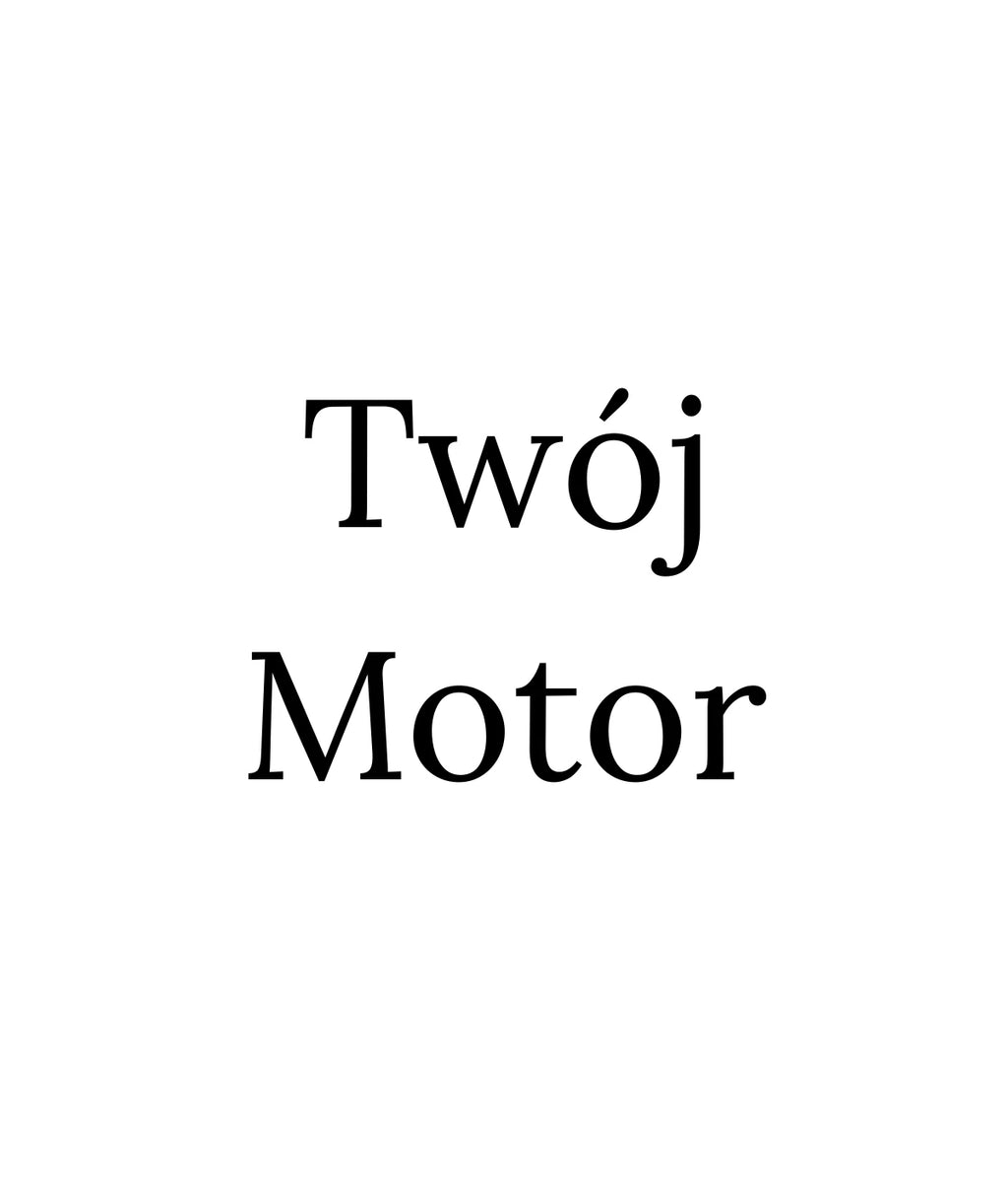 Zbliżenie na haft 'Twój Motor' - haft komputerowy na białej koszulce, idealny dla motocyklisty