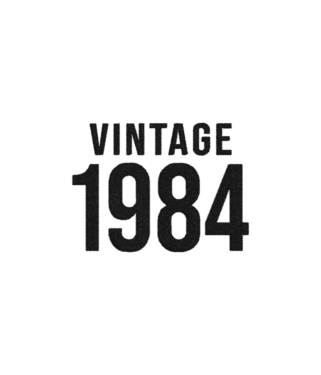 Zbliżenie na haft 'Vintage 1984' - dokładny haft komputerowy na koszulce, elegancki styl