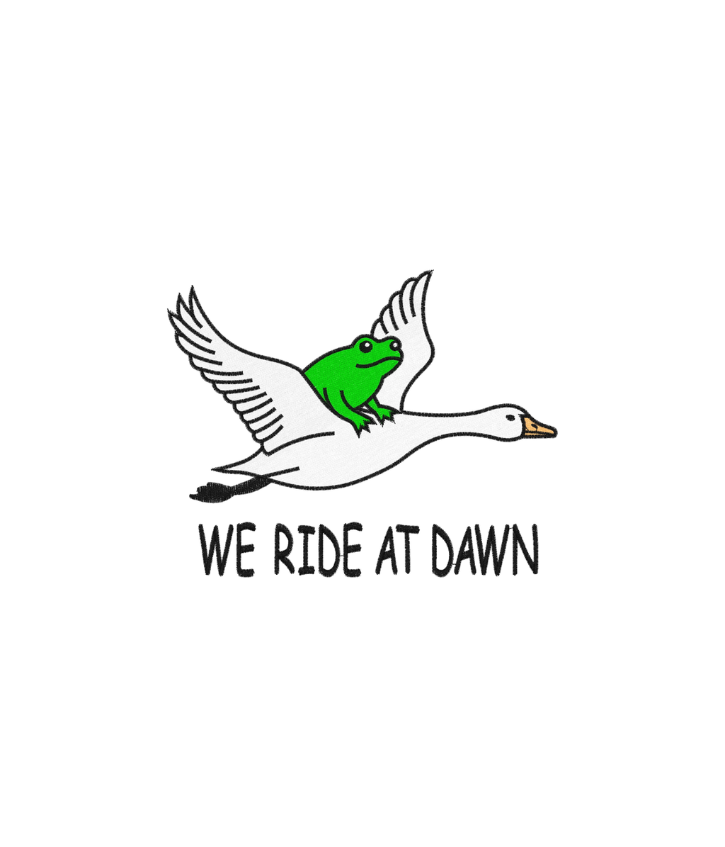 Zbliżenie na haft We Ride at Dawn z zieloną żabą na lecącym ptaku - haft komputerowy, wyraźne szczegóły.