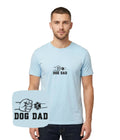 Błękitna koszulka z haftem dog dad z zaciśniętą pięścią i psią łapą - prezent dla miłośnika psów.