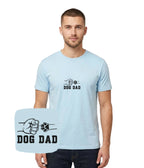 Błękitna koszulka z haftem dog dad z zaciśniętą pięścią i psią łapą - prezent dla miłośnika psów.