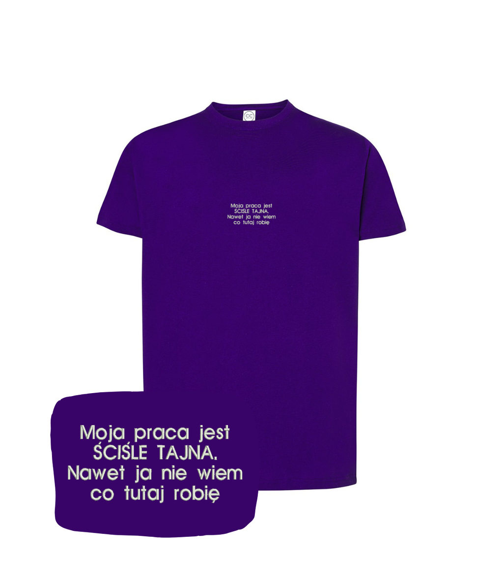 Fioletowa koszulka z haftem z napisem "Moja praca jest ŚCIŚLE TAJNA" od marki CustomClothes.pl, widoczny tekst na przodzie.