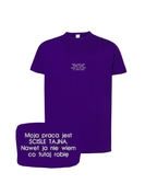 Fioletowa koszulka z haftem z napisem "Moja praca jest ŚCIŚLE TAJNA" od marki CustomClothes.pl, widoczny tekst na przodzie.