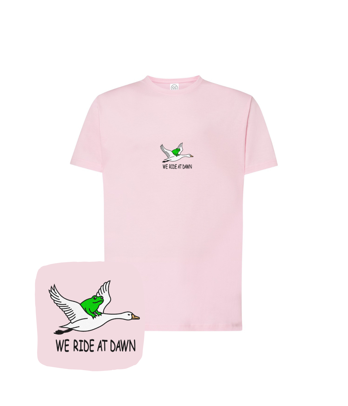 Jasnoróżowa koszulka z haftem We Ride at Dawn prezentuje wyrafinowany wzór ptaka i żaby - haft komputerowy, dla każdego.