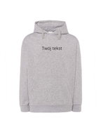 Personalizowana szara bluza z kapturem z własnym napisem, wygodny unisex produkt marki CustomClothes.pl, na zdjęciu z nadrukiem komputerowym.